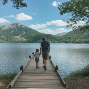 Balade familiale autour du lac d’Avène, entre forêt et clapotis